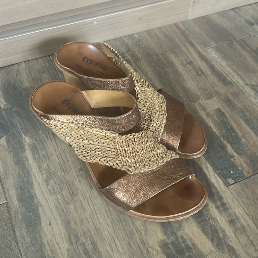 Cydwoq Brackett Sandal- EUC